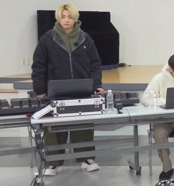 HardforJoon's tweet photo. WAIT?!?!? did JUNGKOOK give JOON his HOODIE?!?!?! HUH?!?! https://t.co/lvcvdlFZTY