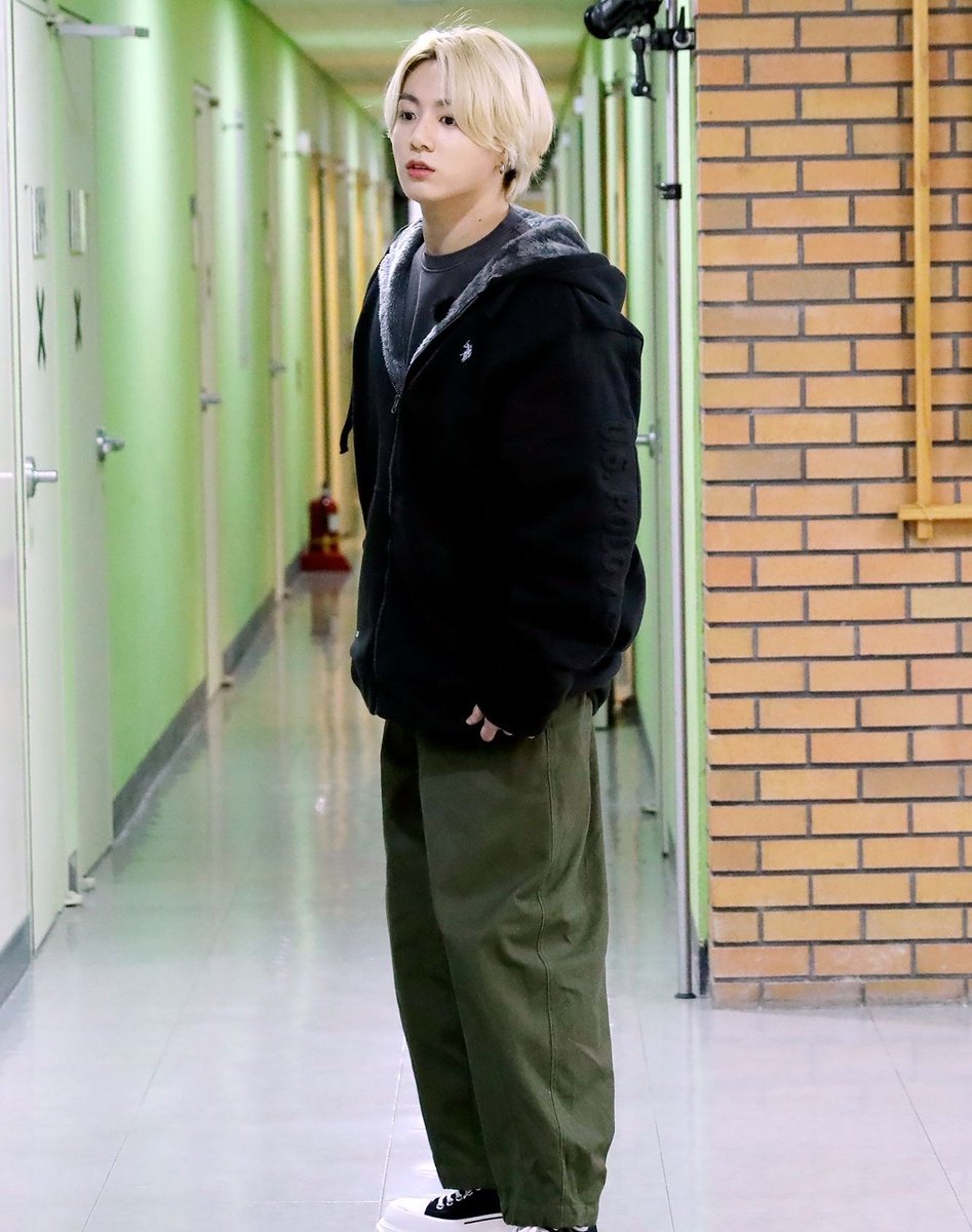 HardforJoon's tweet photo. WAIT?!?!? did JUNGKOOK give JOON his HOODIE?!?!?! HUH?!?! https://t.co/lvcvdlFZTY