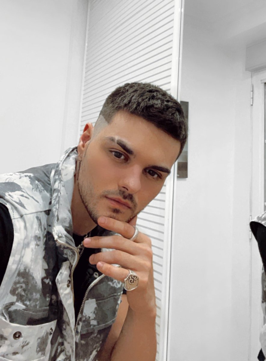 AbrahamMateoBSL's tweet photo. Estamos...IMPACTADOSSS!!! 😱😍
O que acharam do novo corte de cabelo do @AbrahamMateo ? https://t.co/skaL7M7Vxx