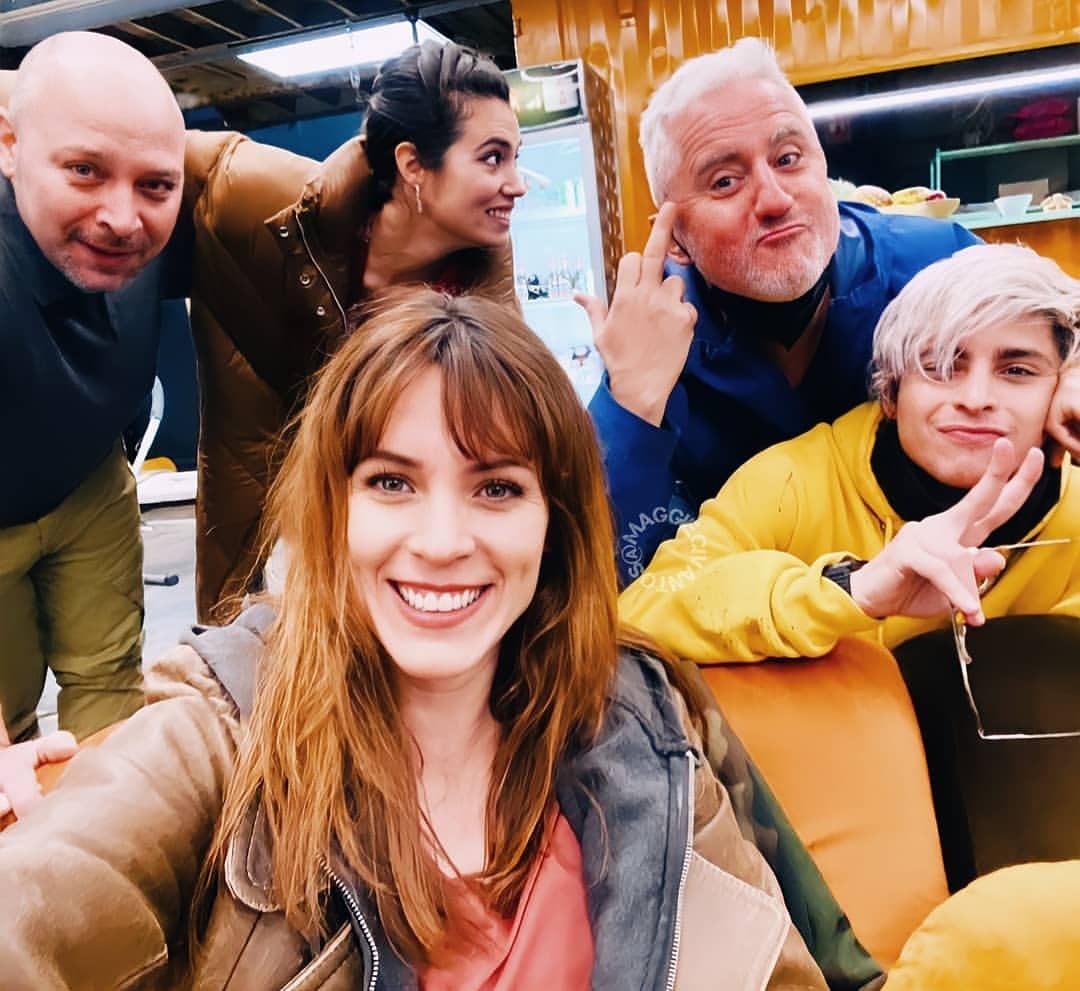 UnidasMaggie's tweet photo. #EXPRESS cada vez está más cerca y nosotras no vemos la hora de conocer a Bárbara.

Estamos muy felices porque @maggiecivantos se ve muy feliz de trabajar en esta nueva serie y encabezar su reparto.
Será un éxito, con este equipo nada puede salir mal. https://t.co/U9HaSHCZUV