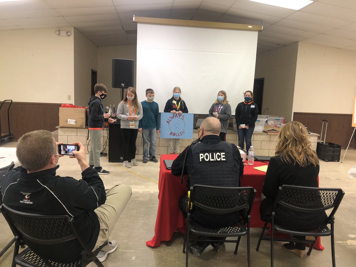 Our favorite part of the day - quick pitches!! Check out <a href="/BangsBrad/">Brad Bangs</a> - the proud coach/community member for this group! 😉 #inventureday #aurorahuskies #alwaysrolling