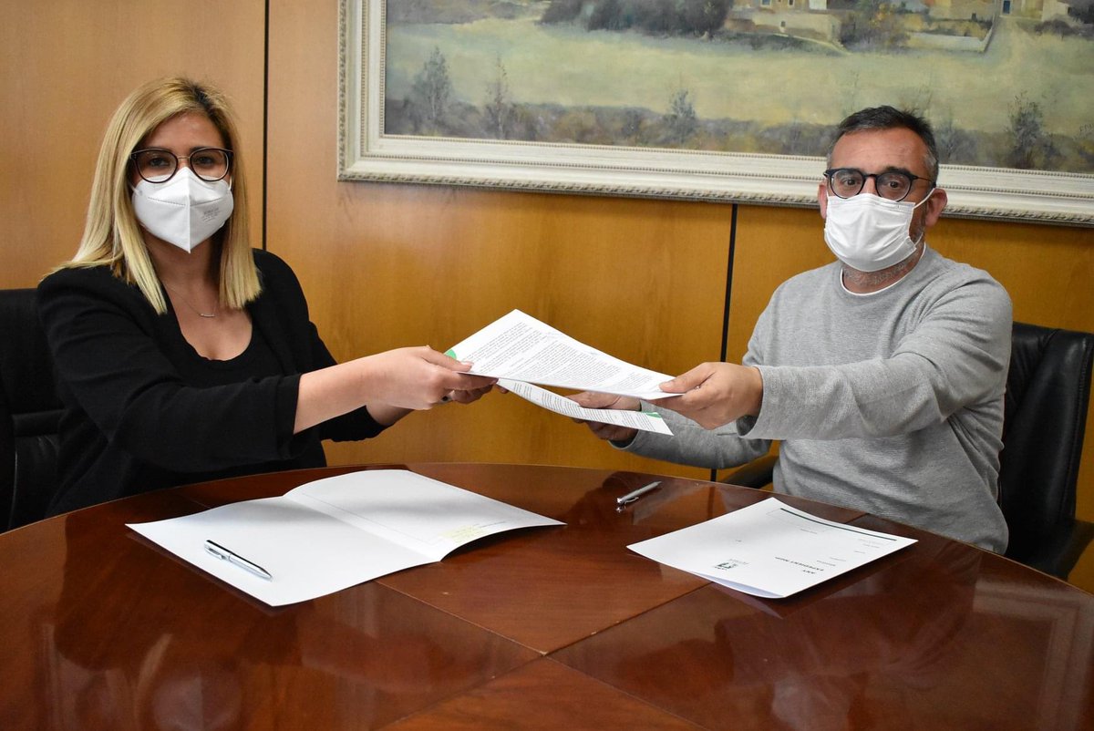 🗯Firma Convenio Ayuntamiento🗯

No podemos estar más contentos, ayer se firmó el convenio de colaboración entre el Ayuntamiento de Petrer y la organización para la realización de ARTenBITRIR 2021

#artenbitrir2021 #futuro #somospositi⚧s