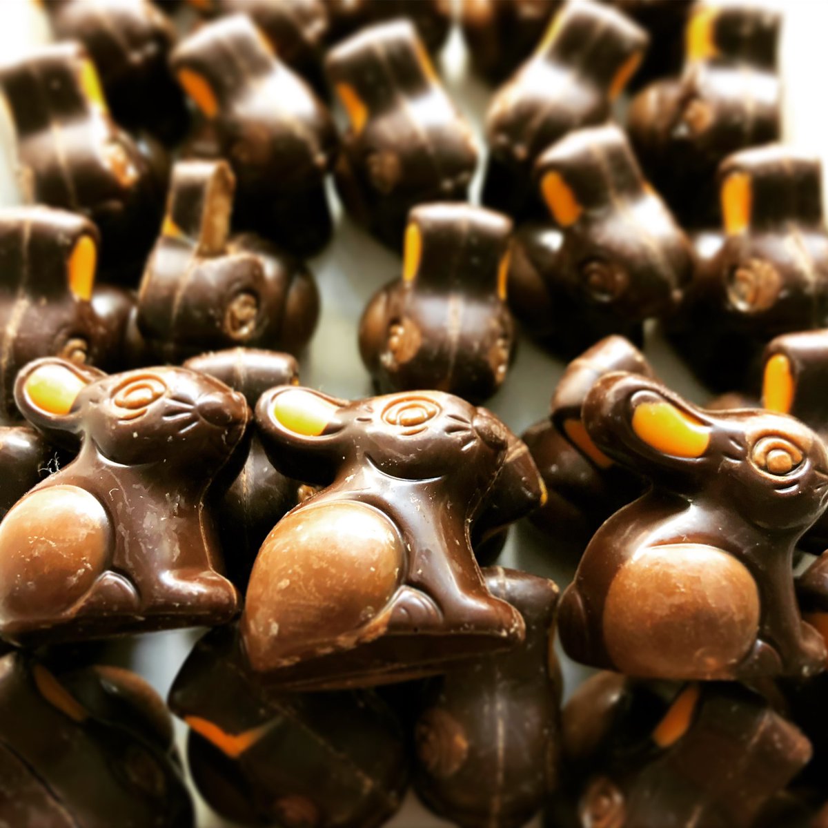Castle_Chocs's tweet photo. 🐰 Easter is early here!🐰 We still have some bespoke Easter Eggs and Easter chocolates available to order for the weekend! All with 25% off (use code EASTER25)
Eggs available in Milk, White, Dark, Ruby and Vegan! 
https://t.co/yFC5XqQkWo https://t.co/VuDKRO5Qsd