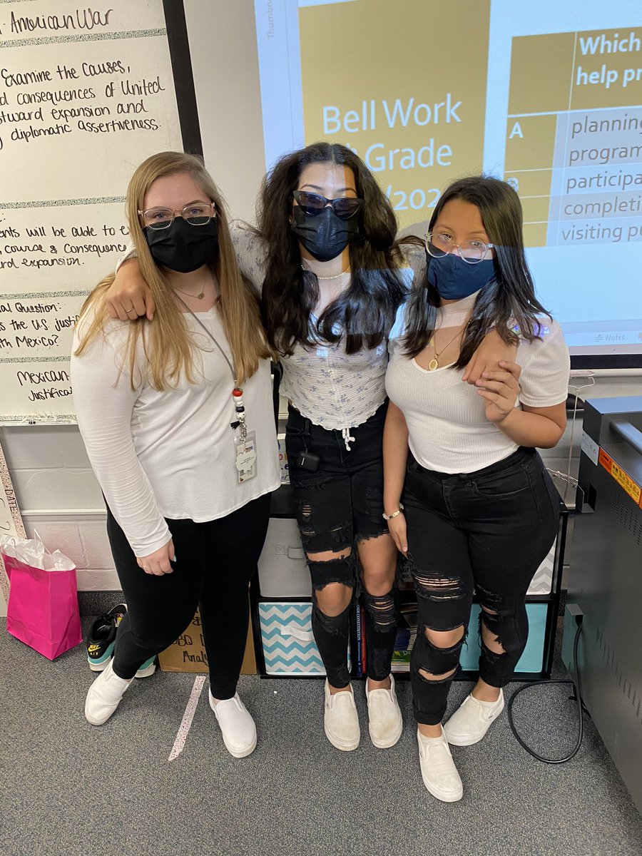 Carmella_Samler's tweet photo. Dunnellon Middle AVID Spirit Week Day 2: Stop, Collaborate and Twin! Our teachers know the importance of collaborating as professionals and the importance of incorporating collaboration for student success. @DMSTIGERTWEETS @CRenfroe4EDU  #MCPS_AVID #WeAreAVID https://t.co/NKdE6M0PSE