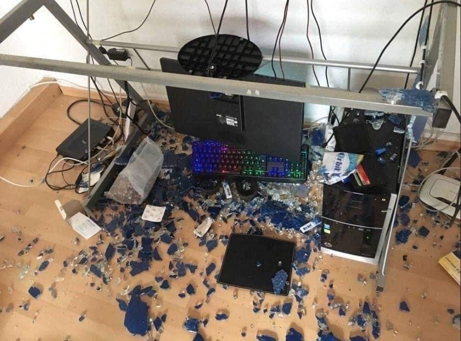chubbyemu's tweet photo. A Minecraft YouTuber played CSGO for the first time. This is how his computer shut down. https://t.co/stfKIdyFkC