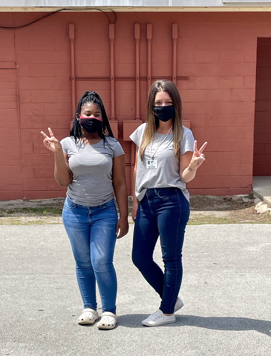 Carmella_Samler's tweet photo. More twinning fun for AVID Spirit Day 2: Stop, Collaborate and Twin! Teachers and students both joined in on the fun. @DMSTIGERTWEETS @CRenfroe4EDU #MCPS_AVID #WeAreAVID https://t.co/PQKN8ZO2X8