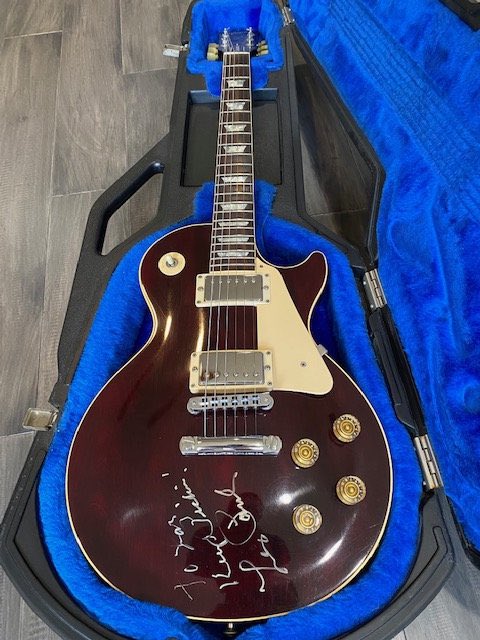 ArdiByHand's tweet photo. Excited to share this item from my #etsy shop: 1989 USA Gibson Les Paul Hand Signed By Les Paul Red Wine https://t.co/aBhJwstzDO https://t.co/CiZfZOBRc4
