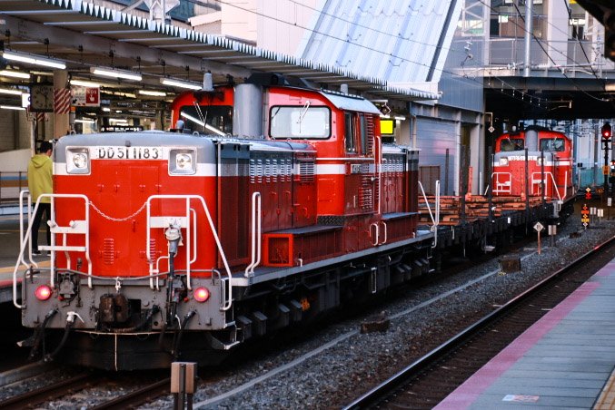STFmk21's tweet photo. 2021/3/31　京都にて
工9692レ　宇治工臨返空
 DD51-1191＋チキ2B+DD51-1183

6時でこの明るさ...春を感じますね😄 https://t.co/OkmQ17A7Bo