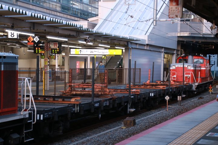 STFmk21's tweet photo. 2021/3/31　京都にて
工9692レ　宇治工臨返空
 DD51-1191＋チキ2B+DD51-1183

6時でこの明るさ...春を感じますね😄 https://t.co/OkmQ17A7Bo