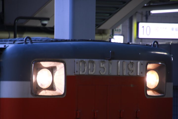 STFmk21's tweet photo. 2021/3/31　京都にて
工9692レ　宇治工臨返空
 DD51-1191＋チキ2B+DD51-1183

6時でこの明るさ...春を感じますね😄 https://t.co/OkmQ17A7Bo