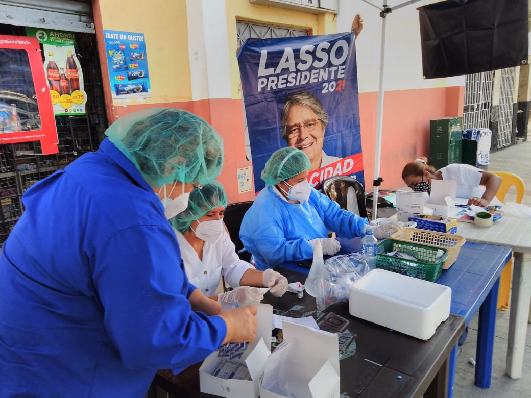 IndConLasso's tweet photo. El Equipo Presidencial del Guayas en Coordinación con el Frente de Dirigentes Populares se realizó brigada médica con pruebas rápidas de Covid-19 en el sector de la 26 y portete.
#EncontrémonosPorLaSalud
@LassoGuillermo @KAROLURIBEVELEZ https://t.co/lcQIoI6Fya