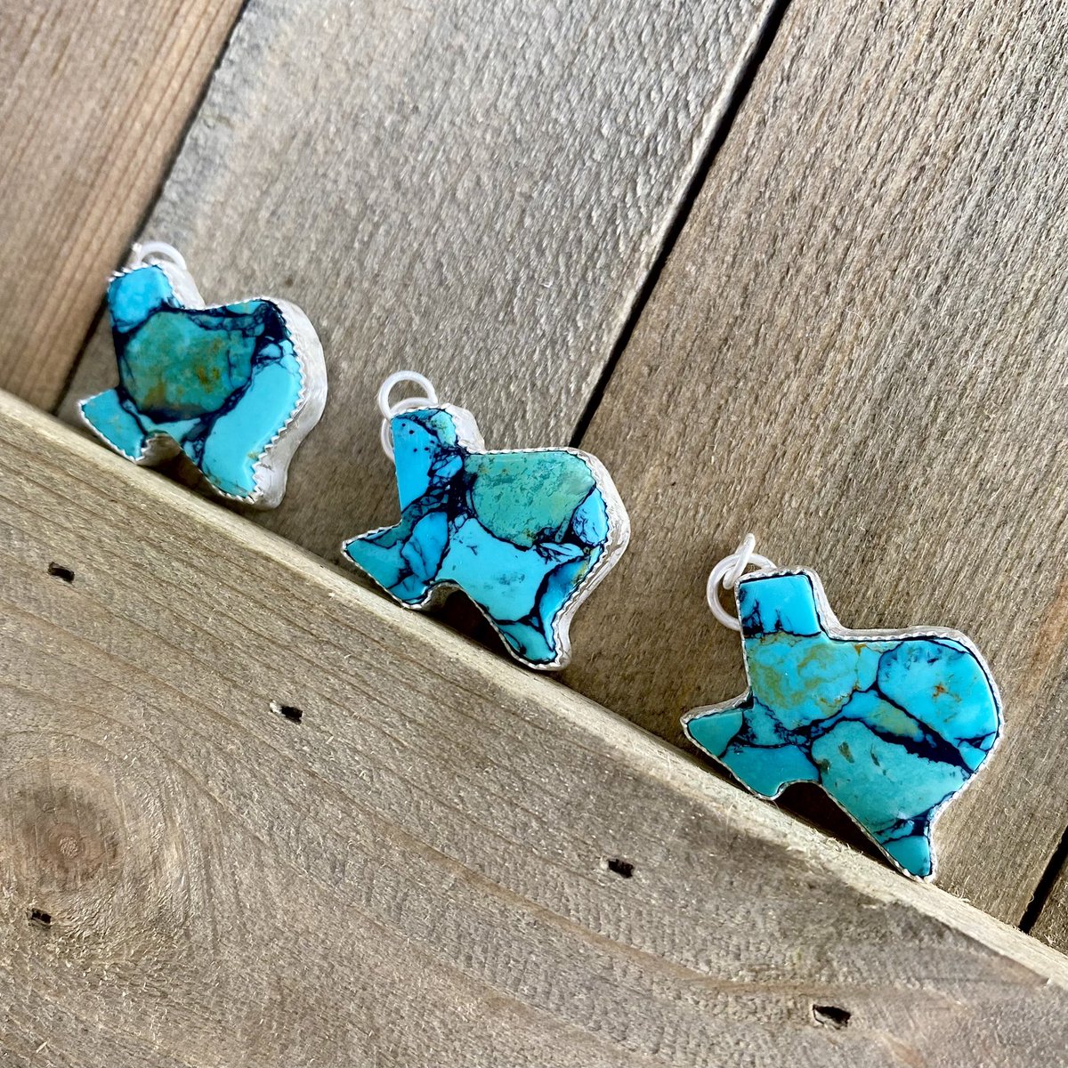 moth_metalworks's tweet photo. SURPRISE🎉

Only an hour until tonight’s drop and there will be THREE turquoise Texas pendants available!!

These, as well as the buffalos, will be available at 7:30cst! https://t.co/NZbthKUUYc