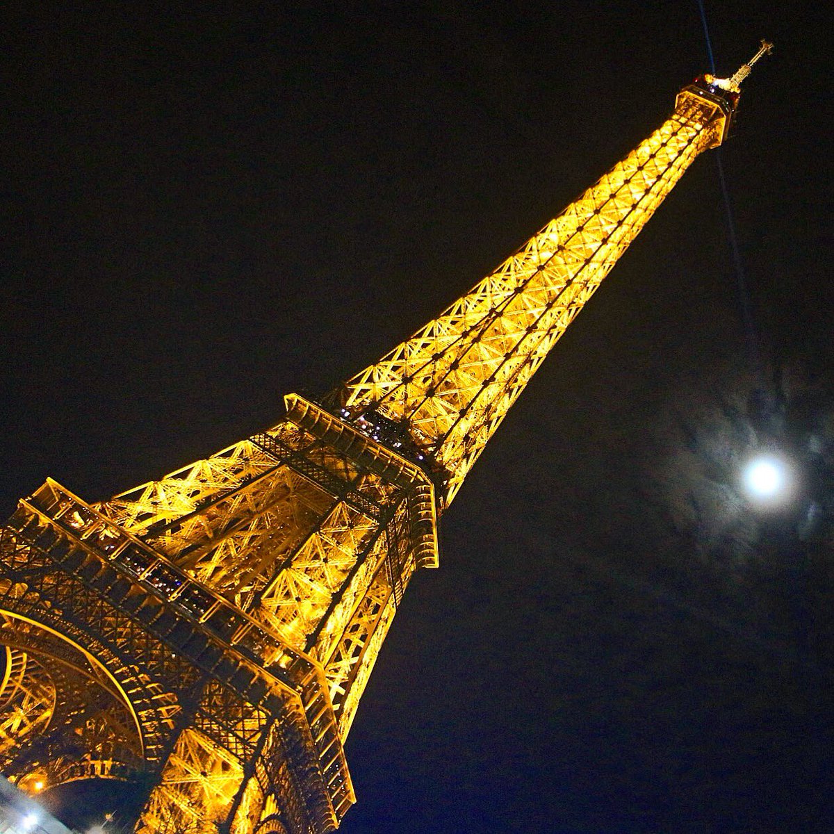 阪急交通社 公式 A Twitter 今日は エッフェル塔落成記念日 18年のこの日 エッフェル塔の落成式が行われたそうです 中の人はちょうど4年前くらいにパリに訪れてたので その時のエッフェル塔の写真を エッフェル塔の日 フランス パリ