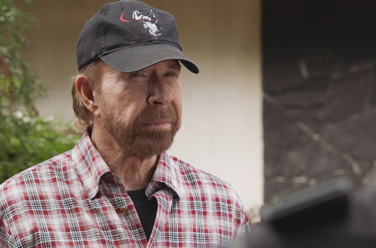 StuntmanMax's tweet photo. Chuck Norris a pris un sacré coup de vieux depuis qu'il a compris qu'Emmanuel Macron était supérieur à lui.
#EmmanuelMacronFacts https://t.co/OYXoDw0tAb