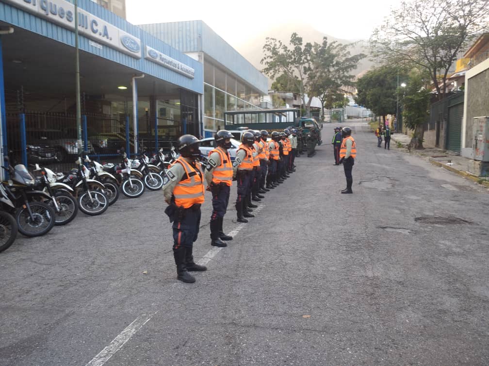 PolisucreOficia's tweet photo. Despliegue Conjunto Estratégico de Seguridad Ciudadana Inteligencia Patrullaje y reacción Inmediata #Plan76 INPRI al servicio de la ciudadanía para garantizar la paz y seguridad.
#UrbEwlMarques
@capitalzodi41
@PoliciaMiranda
@DESURPETAREGNB
#ServirYProtegerPMS https://t.co/FGaR7LQmL6