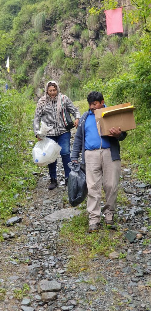funculturaok's tweet photo. POR LOS CAMINOS DE LA SOLIDARIDAD
Estuvimos en Hualinchay -Esc. Pedro Zelaya- y San Pedro de Colalao haciendo entrega de filtros comunitarios de agua a 24 familias, además de alimentos y barbijos #ONG #agua #solidaridad #campaña #donaciones #Tucuman https://t.co/ClqOblqktC