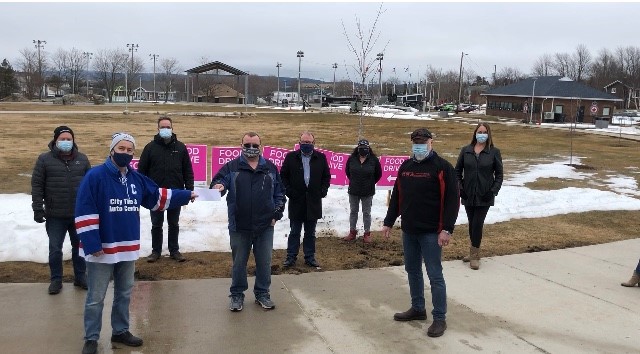 Mount_Pearl's tweet photo. 🚨Community Scores!🚨
Another top shelf donation from more of our community #HockeyHeroes. Thanks to the Mount Pearl Rec Hockey League for their $500 donation to our Community Food Drive!
#TopShelfGenerosity #KeepOnGiving
@FrostyFestival @mountpearlsport https://t.co/uPdkWVLQS9