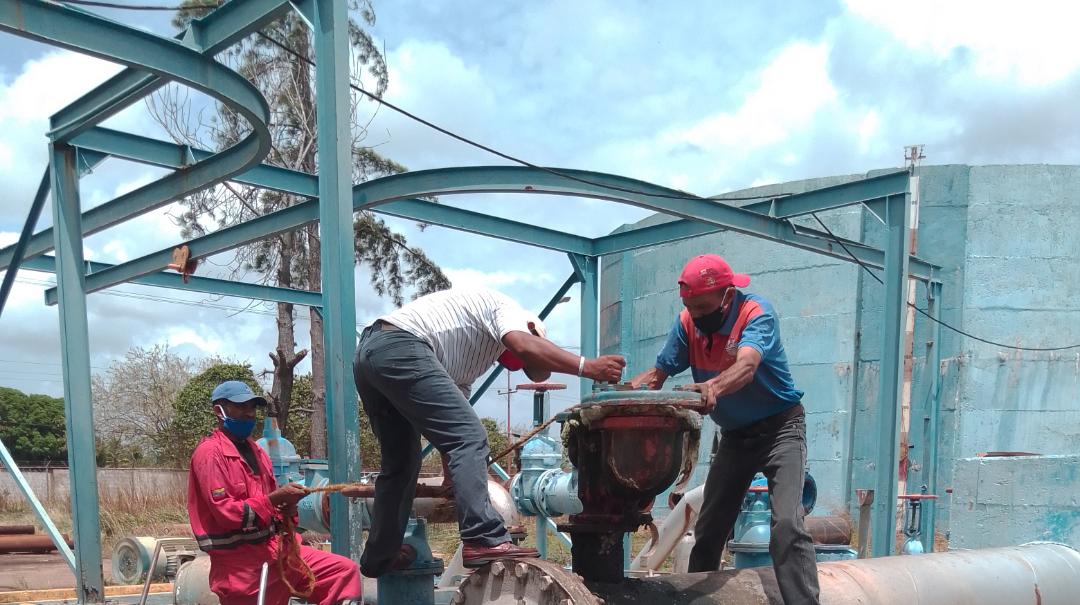 hidrocaribe's tweet photo. 🔵#Anzoátegui 💦 Avanzando en #PlanCarabobo200 se ejecutó corrección de fuga en Planta Potabilizadora Las Mercedes en #ElTigre, al reemplazarse una válvula tipo ventosa de 6", con la finalidad de optimizar las condiciones del suministro de agua potable en la zona sur del estado. https://t.co/Nme0sCNvwh