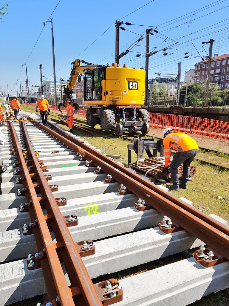 #Visite sur le #chantier du montage des appareils de voie à La Garenne.
Les aiguilles vont être posées courant mai dans le cadre du raccordement des voies #Eole sur les voies existantes. #rerE
<a href="/SNCFReseau/">SNCF Réseau</a> 
<a href="/antfauveau/">Antoine Fauveau</a> merci pour la visite 😁
<a href="/itif_travaux/">1Afer2rail</a> 
#TeamSNCF