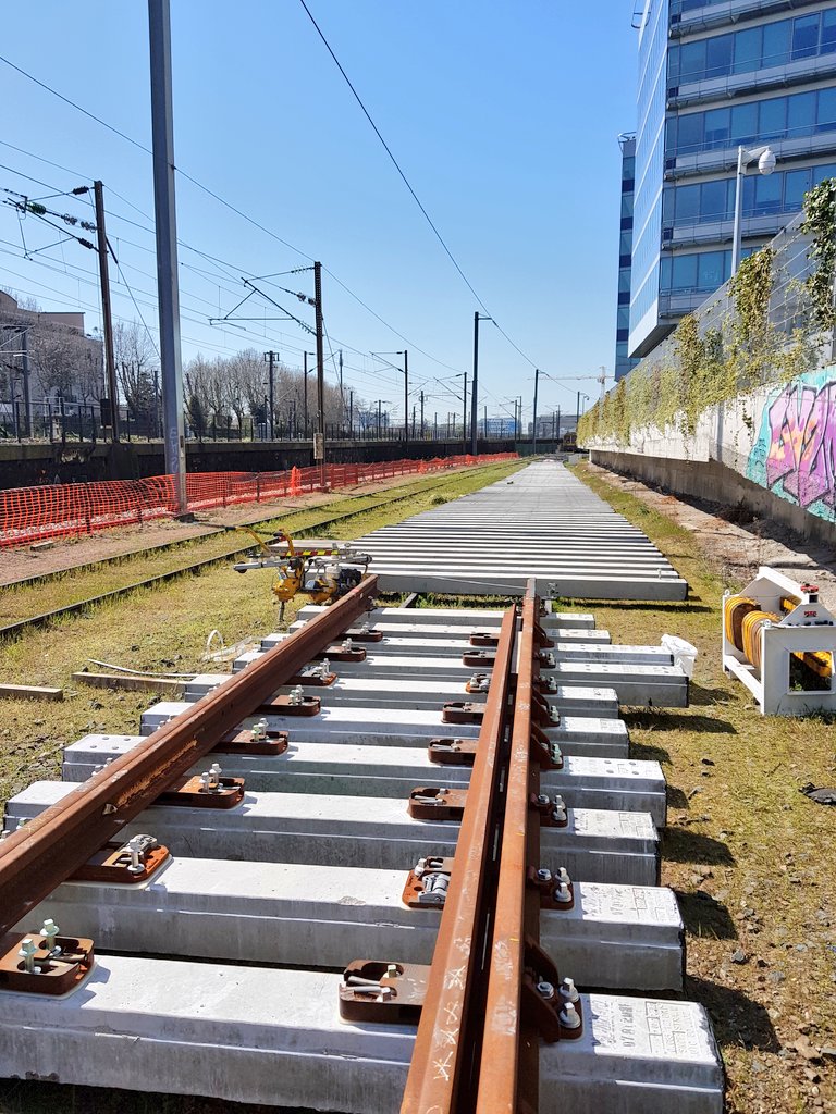 Alex_Vino_H's tweet photo. #Visite sur le #chantier du montage des appareils de voie à La Garenne.
Les aiguilles vont être posées courant mai dans le cadre du raccordement des voies #Eole sur les voies existantes. #rerE
@SNCFReseau 
@antfauveau merci pour la visite 😁
@itif_travaux 
#TeamSNCF https://t.co/EpHn0XQOri