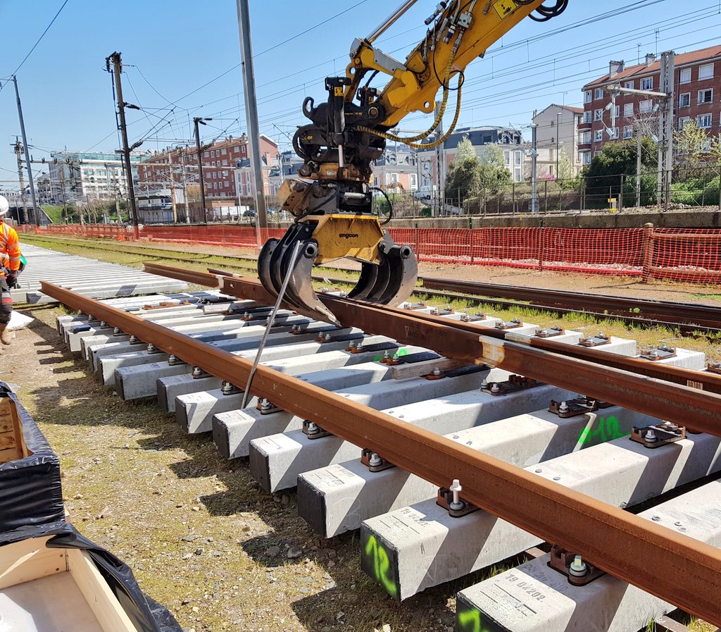 Alex_Vino_H's tweet photo. #Visite sur le #chantier du montage des appareils de voie à La Garenne.
Les aiguilles vont être posées courant mai dans le cadre du raccordement des voies #Eole sur les voies existantes. #rerE
@SNCFReseau 
@antfauveau merci pour la visite 😁
@itif_travaux 
#TeamSNCF https://t.co/EpHn0XQOri