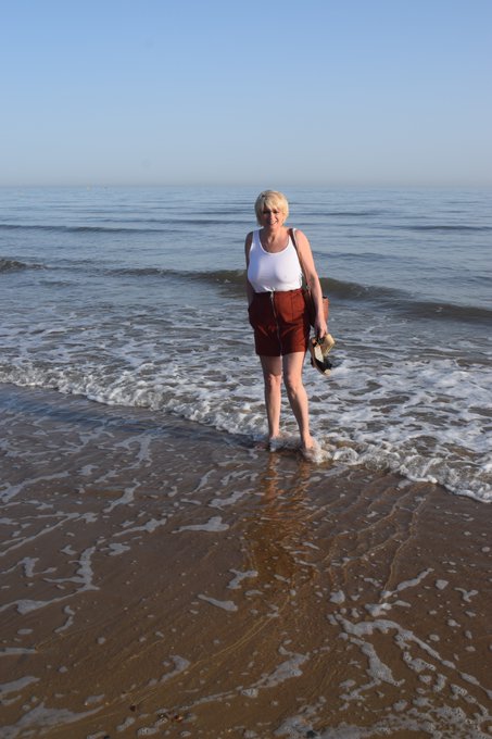 3 pic. On Bournemouth beach today xxx https://t.co/eYp82OGbRS