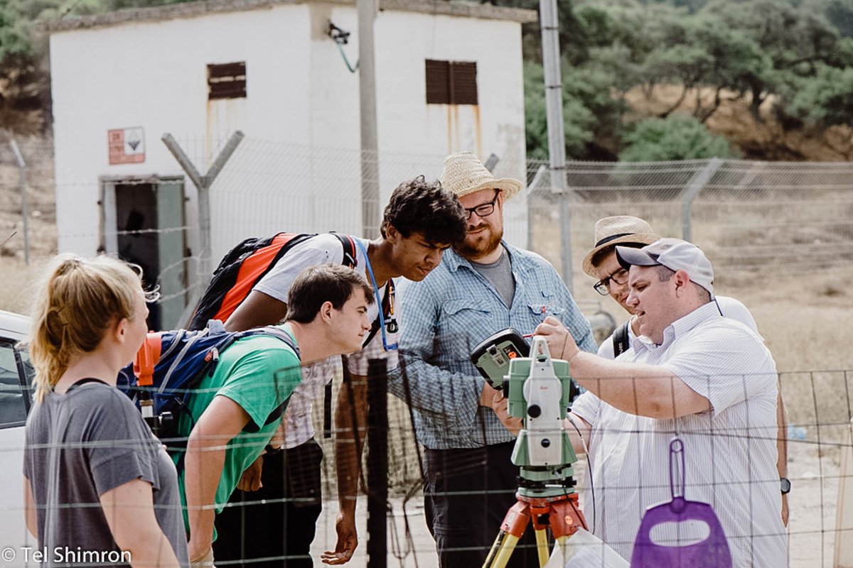 TelShimron's tweet photo. Seminar day 2017, Geographic Information Systems Architect George Pierce @BYU gives volunteers an introduction into how we use GIS on the excavation. #Israel #archaeology #FieldExcavation #JoinUs2021 https://t.co/lVlhbGI0gP