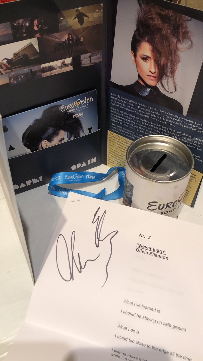 fernandoap97's tweet photo. @euromovidas Mi lamentable colección eurovisiva se compone de:
- Un presskit de Barei que gané en un #SpainCalling
- Pulserita de Hazlo Por Tu Amante
- Letra de “Never Learn” firmada por Olivia Eliasson del #melfest
- Mi célebre hucha de Eurovision 2015 handmade (una hoja con 2 fotos pegadas) https://t.co/x861QktzmE