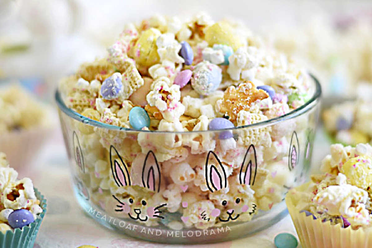 Craving something sweet and salty? This Bunny Bait snack mix is made with our Sweet and Salty, crunchy breakfast cereal, marshmallows, candy, and topped with a white chocolate drizzle. @meatloafandmelodrama 's delicious recipe here: meatloafandmelodrama.com/bunny-bait-sna…