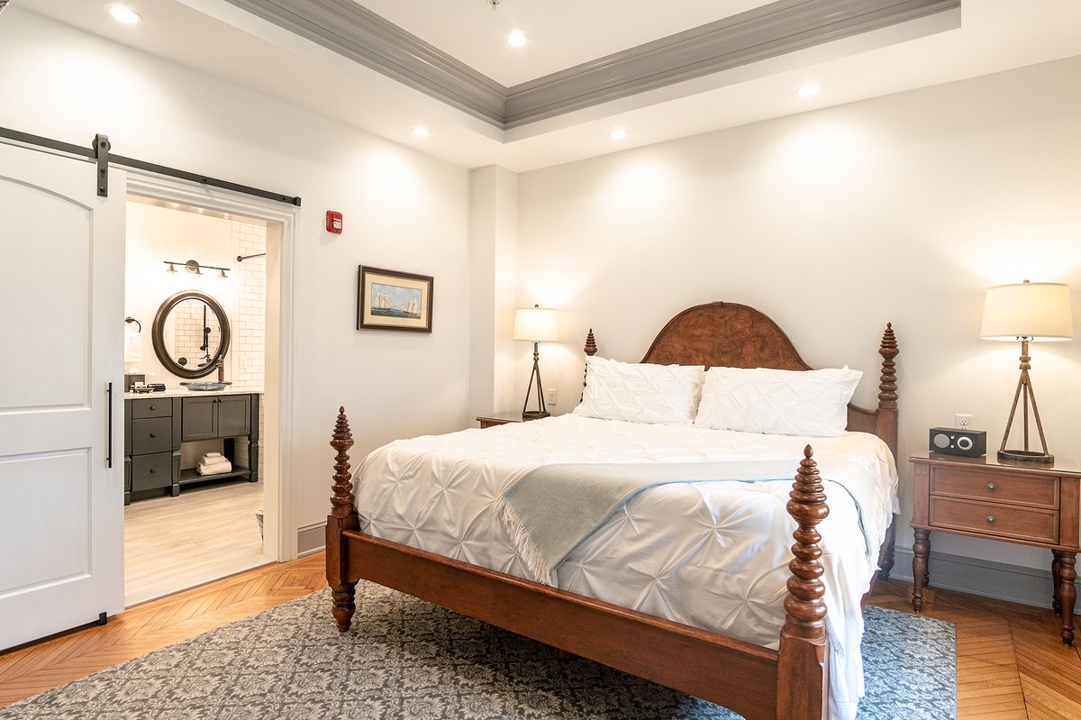 WhalersInn's tweet photo. Transformation Tuesday! Pictured here is the Morgan Suite in our 1865 House. This building was under construction from October 2017-May 2018. This suite was designed by the President of the Inn and our previous Director of Operations Manager. https://t.co/sANtcwx4nu
