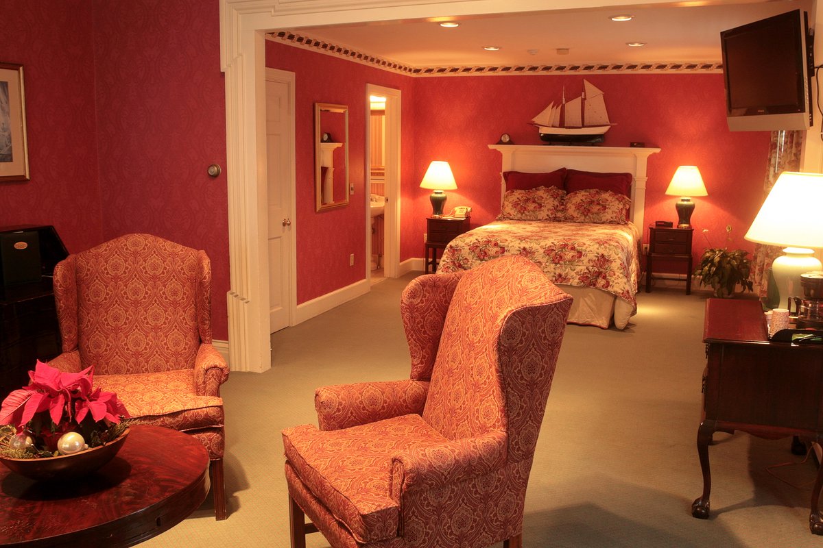 WhalersInn's tweet photo. Transformation Tuesday! Pictured here is the Morgan Suite in our 1865 House. This building was under construction from October 2017-May 2018. This suite was designed by the President of the Inn and our previous Director of Operations Manager. https://t.co/sANtcwx4nu