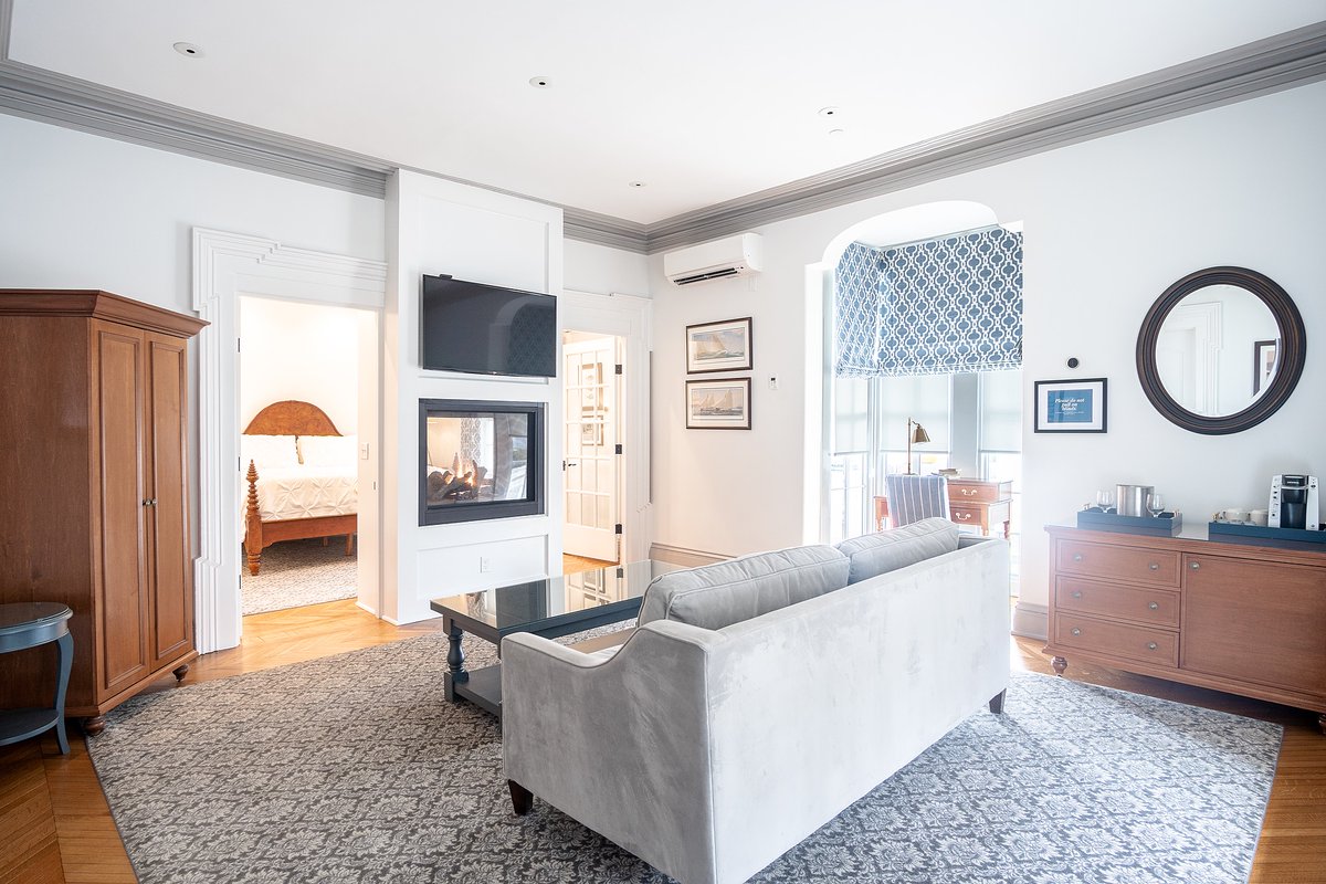 WhalersInn's tweet photo. Transformation Tuesday! Pictured here is the Morgan Suite in our 1865 House. This building was under construction from October 2017-May 2018. This suite was designed by the President of the Inn and our previous Director of Operations Manager. https://t.co/sANtcwx4nu