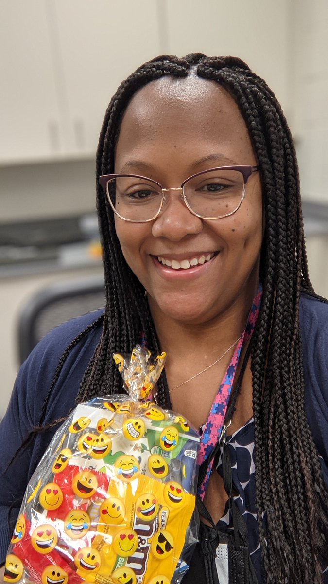 Mrs_SimmonsEDU's tweet photo. I am feeling the 💕 and kindness from my co-workers @CampCreekMiddle Thank you Ms.Brazier for the Snack & Smile. Also a big thank you to Ms Pottard and Ms Robinson for their kindness. This is only day 2...#PBISkindnessweek #FCSZone3PBIS https://t.co/dRwfCQGDLd