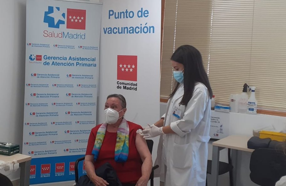 SaludMadrid's tweet photo. La #Vacunacion en los centros de salud se ha incrementado en estos 3 días y mañana se habrán administrado 57.509 dosis a mayores de 80 años, agotando todas las #Vacunas posibles hasta el lunes que recibamos nuevas dosis 

#AtencionPrimaria #Madrid #Coronavirusmadrid https://t.co/YFrhHXbuWm