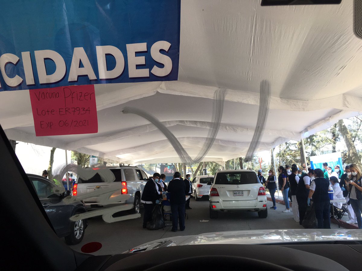 rodrigoblancom's tweet photo. Mucha área de oportunidad en la logística del centro de vacunación de la U. Anáhuac el día de ayer. Sin embargo, el proceso el día de hoy fue excelente. 40 minutos todo el proceso. Muy buena y cómoda logística en HXQ. @EnriqueVargasdV @HuixquiGob @Huitzquillocan https://t.co/SBJFSZGMzh