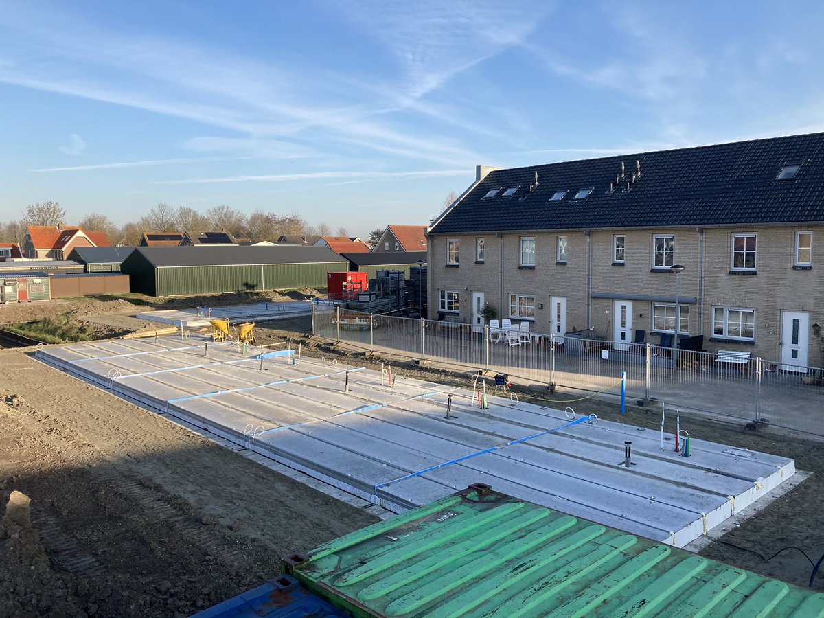 z1fn4b's tweet photo. 5 weken na de eerste paal in #herkingen gaan we de casco’s van de 15 #woonSlim woningen monteren. Goede samenwerking met partners en omwonenden, bouw ligt er weer strak bij 👍🏻. @WaalBouw iov #dunavast https://t.co/DmpVcyL2Hu