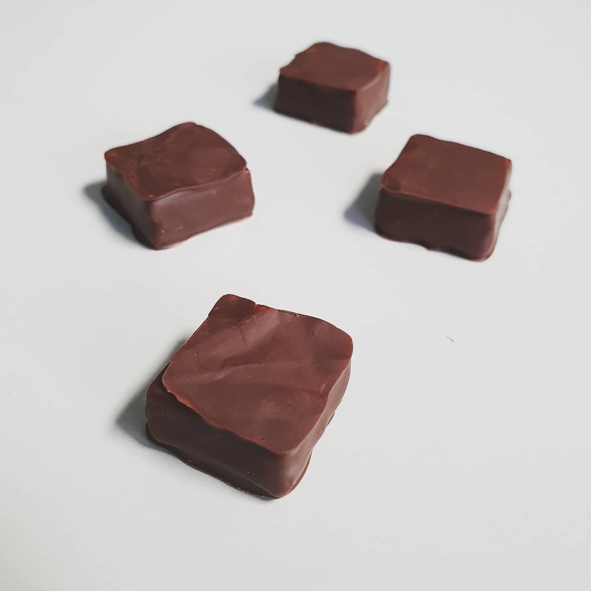 [REDUCE REUSE RECYCLE] As pastry chefs we are used to using greaseproof paper multiple times, yet our obsession with shine means the wax paper from enrobing is often discarded.....