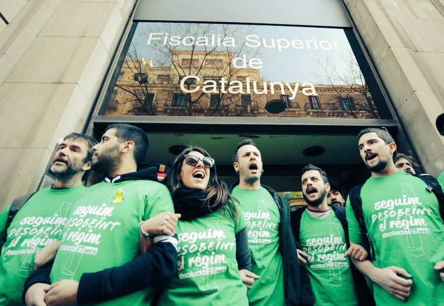 ❗Defensar la universitat pública és un dret!

🤝 Tot el suport a <a href="/Som27iMes/">#Som27iMés</a>, que s'enfronten a una nova fase judicial. Recordem que els hi demanem llargues penes de presó

👉 Les retallades i l'augment de preus encara no s'han revertit

#VaValdreLaPena

#som27imés