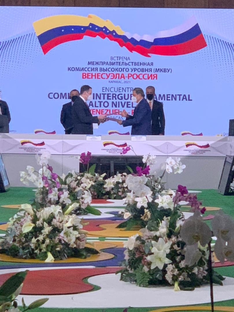 EmbajadaRusaVen's tweet photo. 📜 Еn el Marco de la reunión se suscribieron varios instrumentos que permitirán ampliar nuestra cooperación 🇷🇺🇻🇪 en las esferas económica, cósmica, turística, farmacéutica, de transporte y educación. https://t.co/Ies8AwA07r