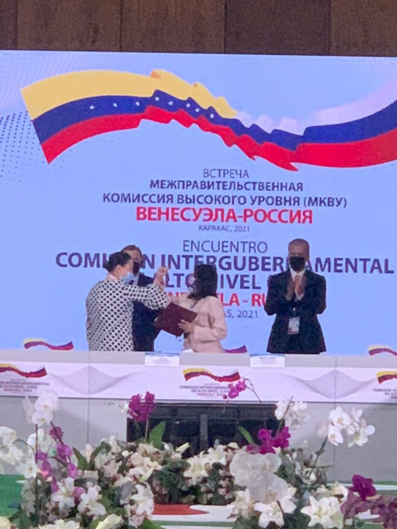 EmbajadaRusaVen's tweet photo. 📜 Еn el Marco de la reunión se suscribieron varios instrumentos que permitirán ampliar nuestra cooperación 🇷🇺🇻🇪 en las esferas económica, cósmica, turística, farmacéutica, de transporte y educación. https://t.co/Ies8AwA07r