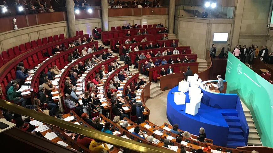 10Ecologie's tweet photo. En CA de #Paris10, unanimité pour notre vœu présenté par @sylvainraifaud , demandant un meilleur encadrement des conférences citoyennes organisées par la ville de Paris, et la révision de la charte parisienne de la participation. https://t.co/N7fIvNLR4H