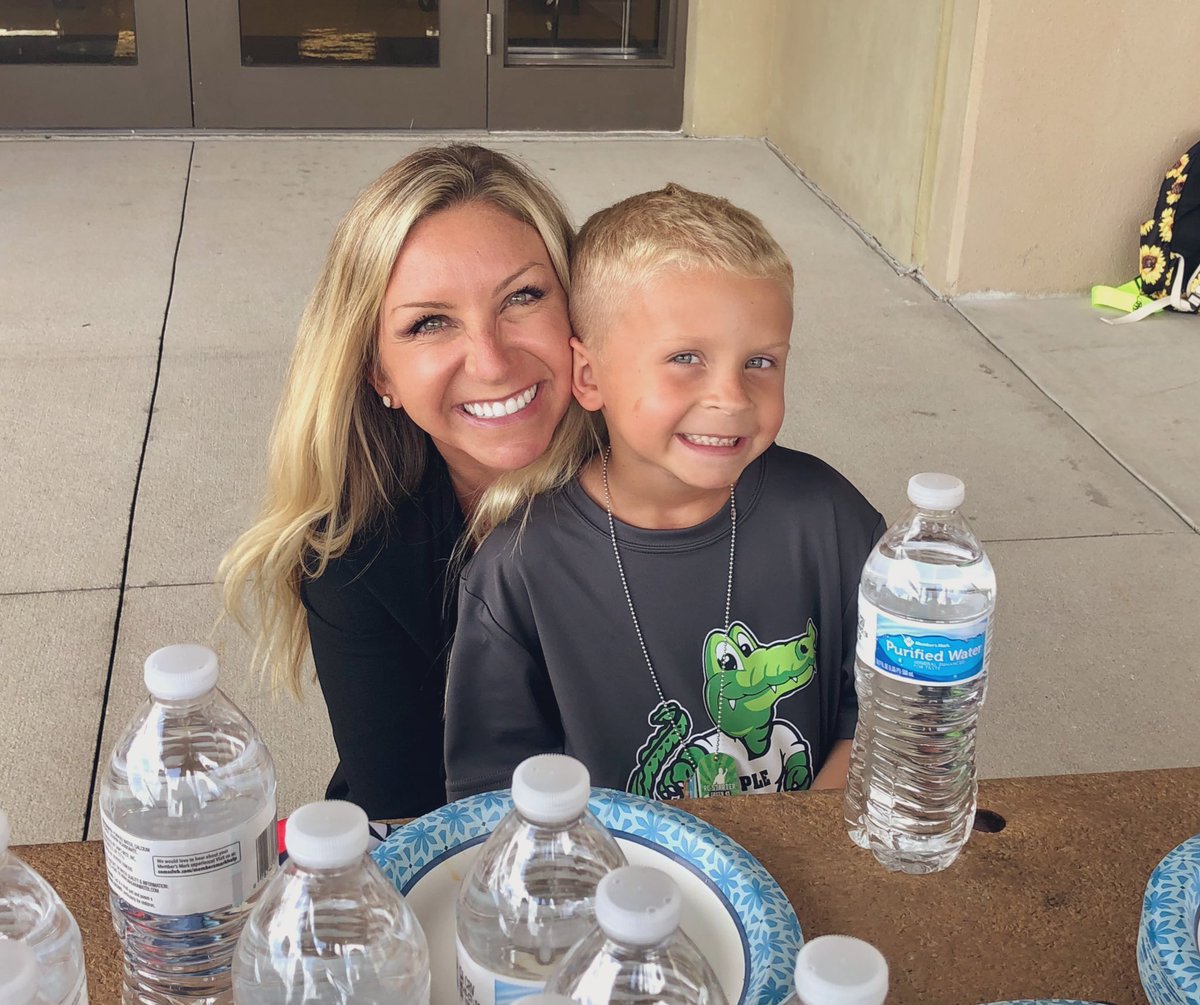 Pizza for Points with my boy!!!! 🍕📚 <a href="/PLEgators/">Palmetto Elementary</a> @MsMicieliPLE <a href="/TeacherMoss/">Danielle Moss</a> <a href="/collierschools/">Collier County Public Schools</a> #readingcountsrocks