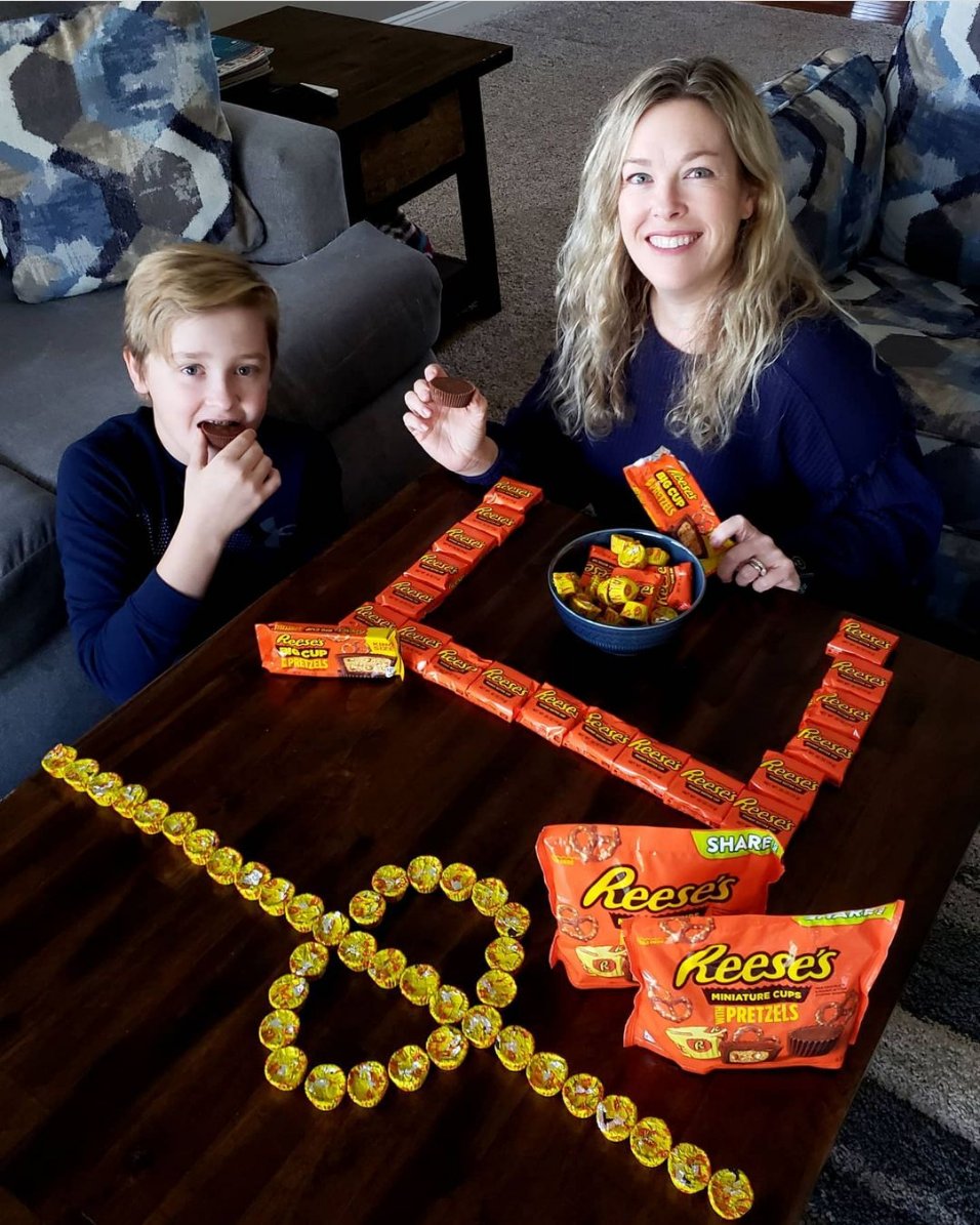 DonnaChaffins's tweet photo. How cute! Check out @seemomclick 's idea for her own little basketball game 🏀...with a whole lotta NEW @REESES Big Cup with Pretzels &amp; REESE'S Miniatures with Pretzels.🥨 #AD #FoundAtWalmart #BiteIntoThisMadness https://t.co/Fx2XOlJG88 https://t.co/h9XcVATmg9