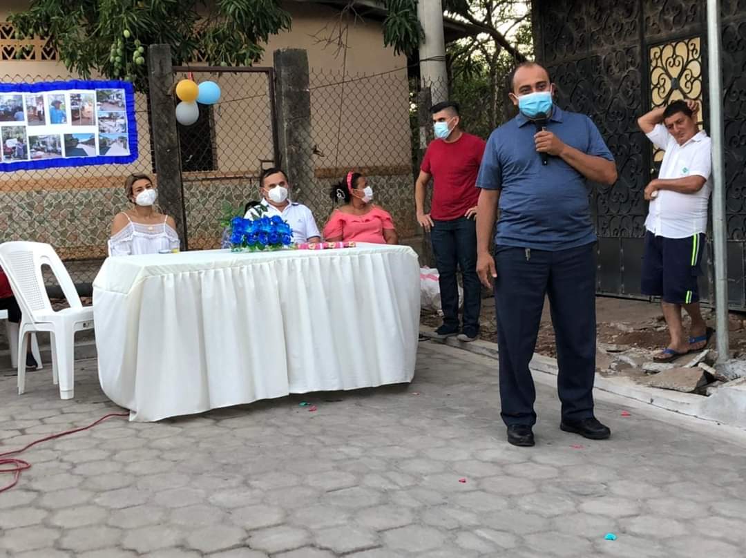 ChequelMilla's tweet photo. Vamos a sacar todos nuestros compromisos y terminaré mi administración como la inicie, haciendo proyectos, gracias a la comunidad de la calle San Judas por el recibimiento en acto simbólico de entrega de su calle.
Gracias  a mi esposa Christina Milla  por siempre estar a mi lado. https://t.co/asGFJRXjcf