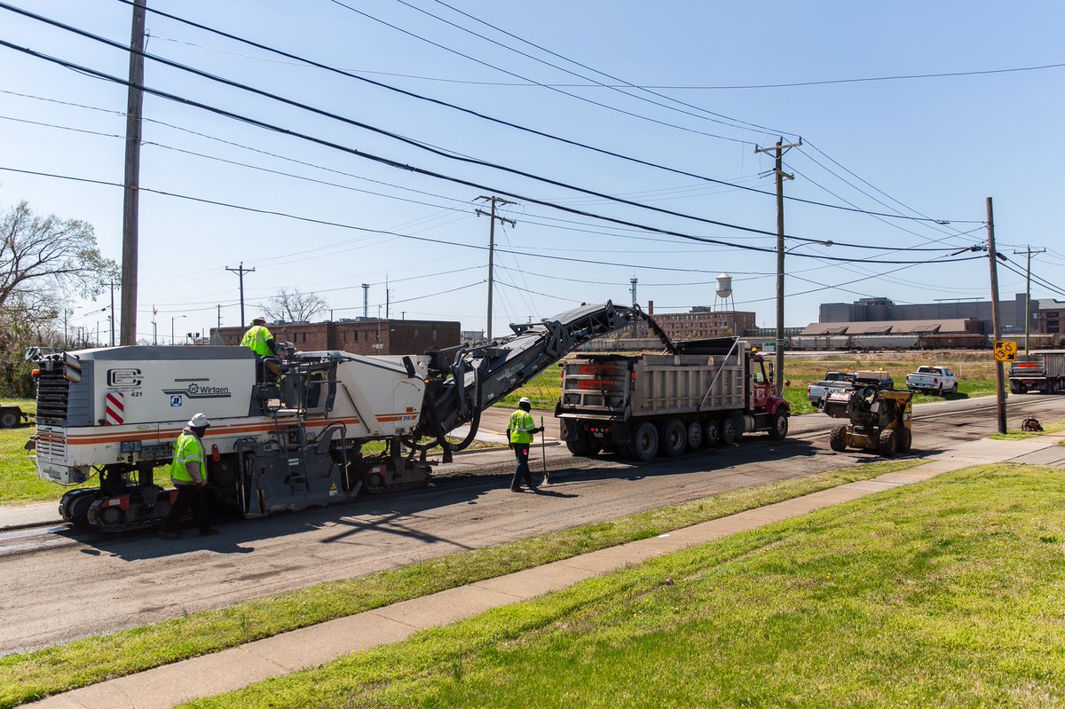 colonypaving's tweet photo. Today is a beautiful day to be milling! https://t.co/VoSfxrBVyn
