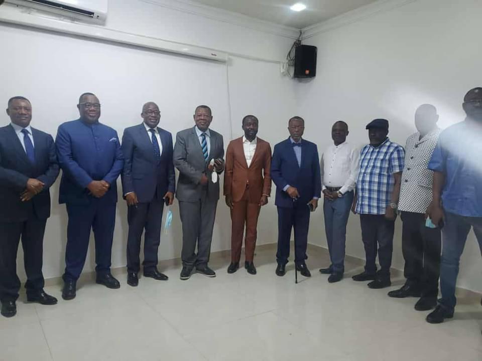 pepele_news's tweet photo. 📸EN IMAGE- Réconciliation des principaux leaders #politiques du #Sankuru sous la #médiation de #KitengeYezu, Haut-Conseiller du Président de la République. @pepele_news https://t.co/aT2YhGweCh