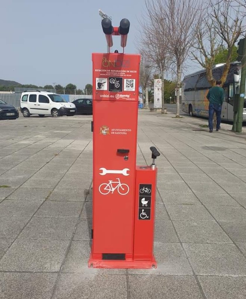 adrian_mov's tweet photo. 🛠 Santoña (Cantabria) se une a la tendencia de instalar puntos públicos de reparación de bicicletas para facilitar su mantenimiento. Ojalá más ayuntamientos (como Santander) adopten esta medida, entre otras. https://t.co/H4uVhoBeOw