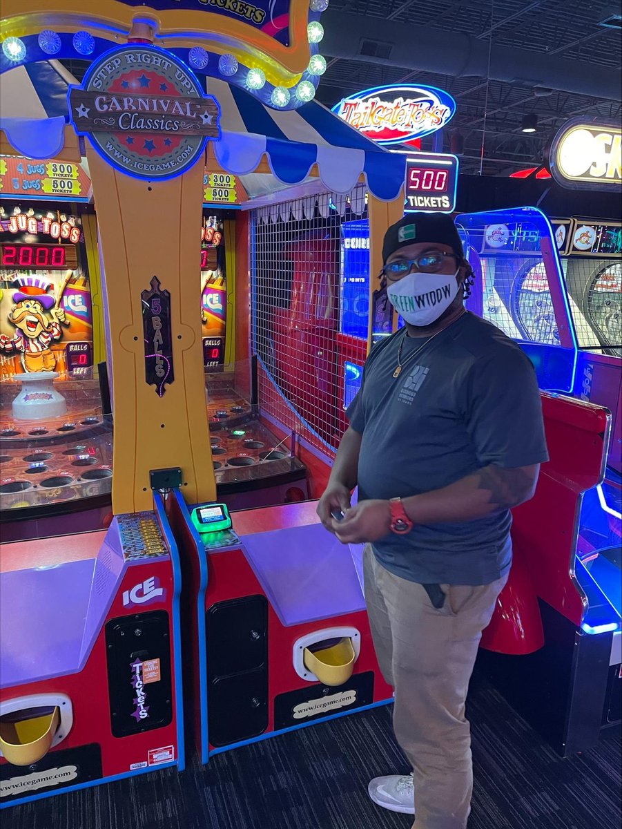 freeformspaces's tweet image. Our Warehouse, Delivery, + Installation team headed over to Dave &amp;amp; Busters for some alien zapping, pizza eating, prize winning fun! These guys + gal work hard every day to build all the spaces that our Showroom team designs. We couldn&apos;t be more thankful for their hard work ❤