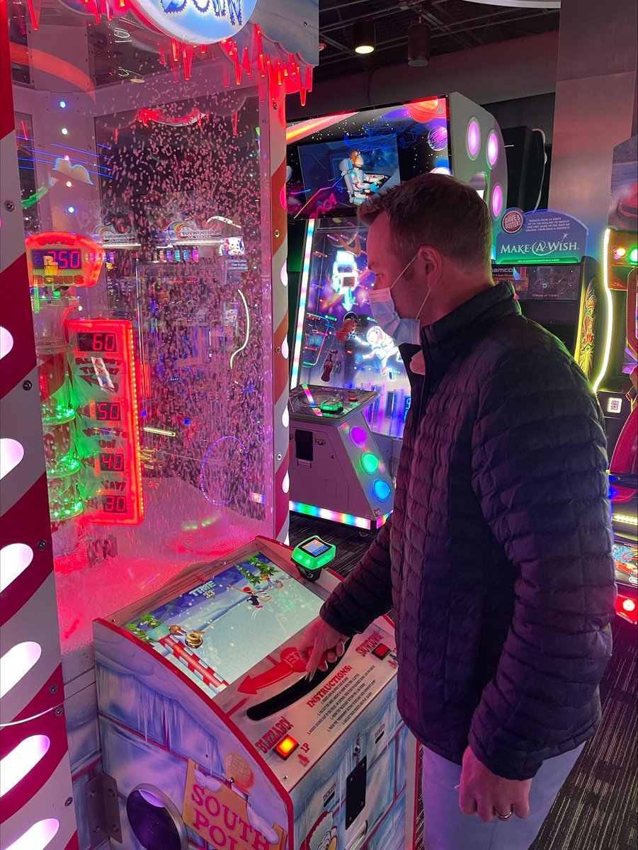 freeformspaces's tweet image. Our Warehouse, Delivery, + Installation team headed over to Dave &amp;amp; Busters for some alien zapping, pizza eating, prize winning fun! These guys + gal work hard every day to build all the spaces that our Showroom team designs. We couldn&apos;t be more thankful for their hard work ❤