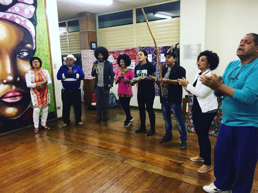 Prepare-se para o Sarau Elo da Corrente, em abril, na sua BSP! Marcada para o dia 14, das 14h às 15h30, a atividade será presencial e reunirá literatura e música. Foto: Raquel Almeida/Arquivo pessoal. #culturasp